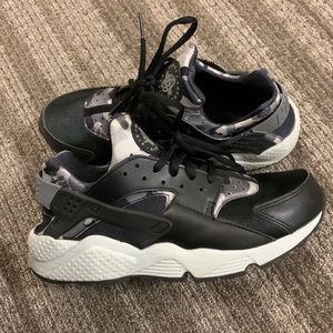 Nike Women’s Air Huarache Run (Camou) size 10 = 9